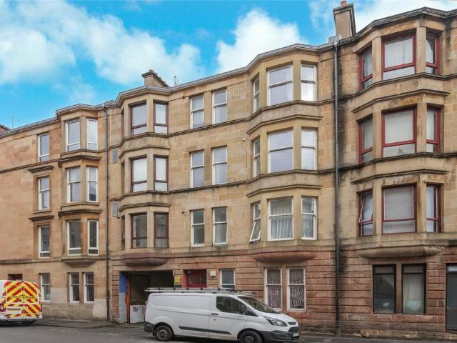 Flat for sale in Crosshill, Scotland