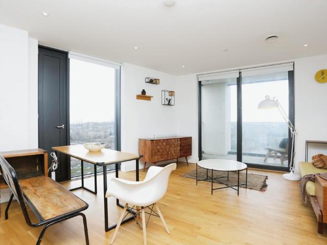 Flat for sale in London Borough of Lewisham, Ladywell