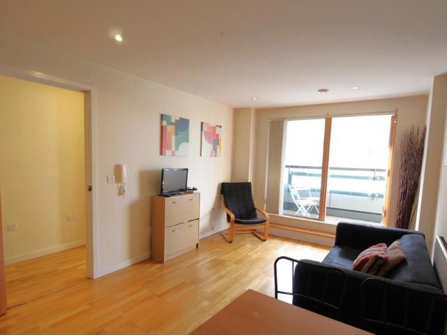 Flat for sale in Richmond Hill, West Yorkshire