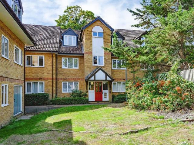 Flat for sale in Garston, Watford