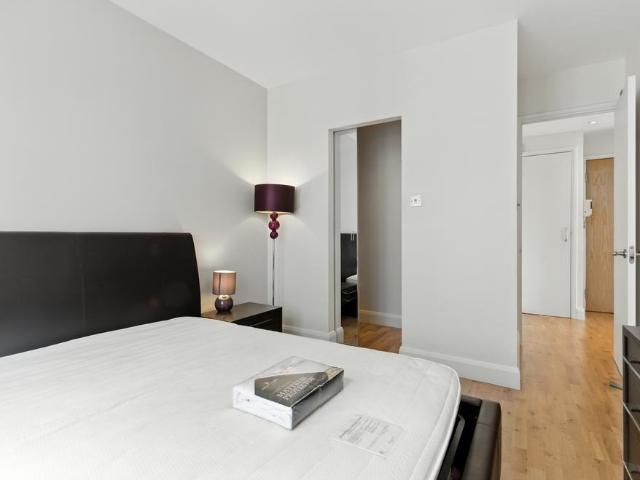 Flat for sale in Bermondsey, Greater London