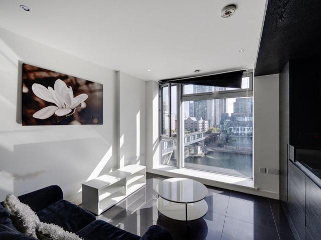Flat for sale in Isle Of Dogs, Greater London