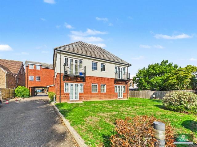 Flat for sale in Three Bridges, Crawley