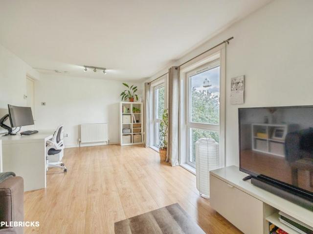 Flat for sale in East Craigs, Scotland