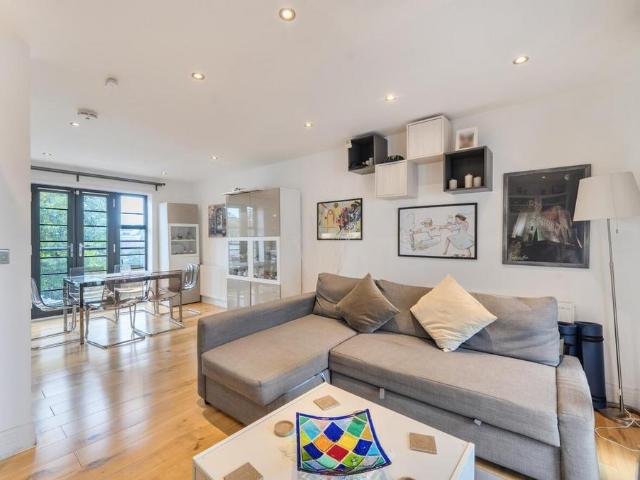 Flat for sale in London Borough of Hounslow, Greater London