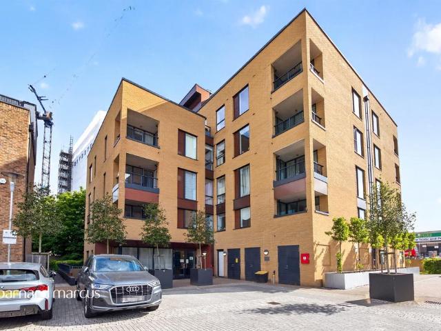 Flat for sale in Whetstone, Greater London