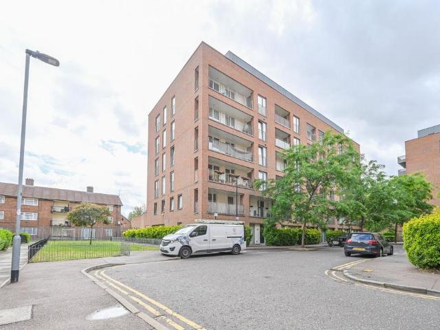 Flat for sale in Canning Town, Greater London