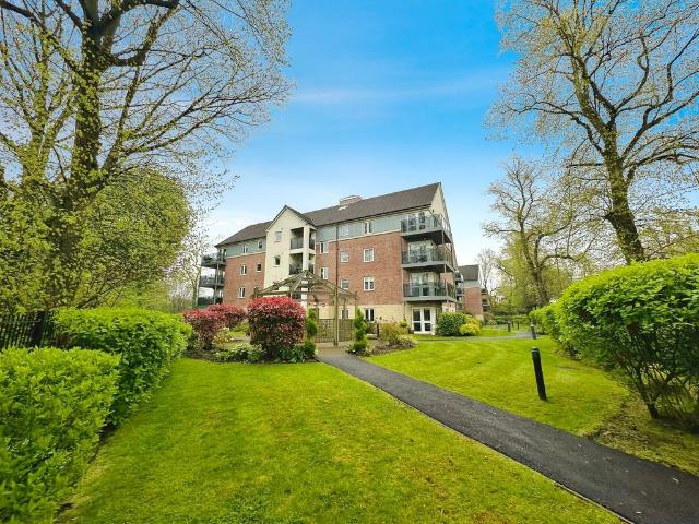 Flat for sale in Heaton Park, Bury