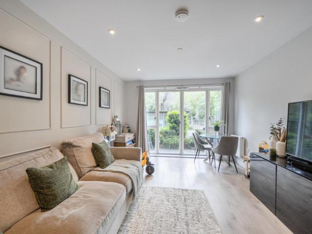 Flat for sale in London Borough of Croydon, Hillview