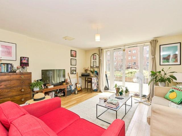 Flat for sale in Norbiton, Greater London