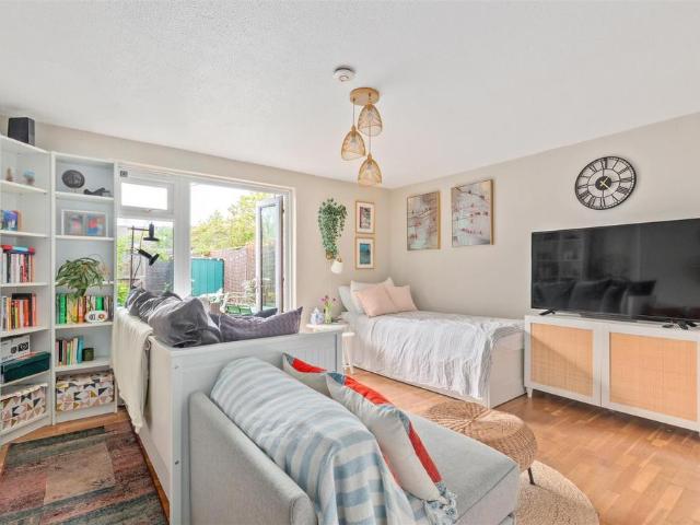 Flat for sale in London Borough of Merton, Collier's Wood