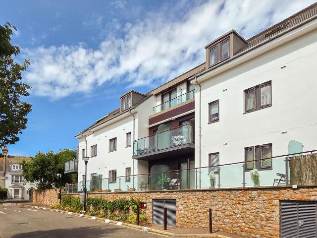 Flat for sale in Chalfont St. Peter, Denham