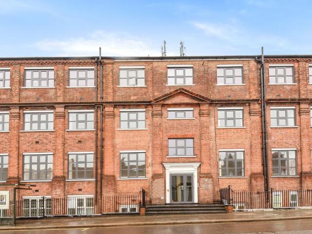 Flat for sale in Holywell Estate, Watford