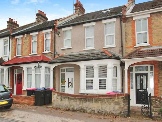 Flat for sale in Alton Barnes, Essex