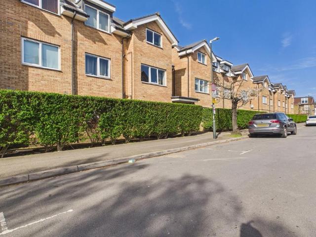Flat for sale in London Borough of Merton, Collier's Wood