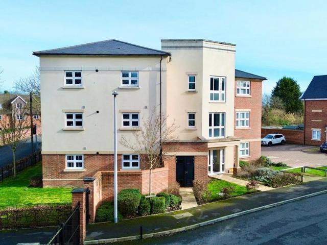Flat for sale in Emmbrook, Wokingham
