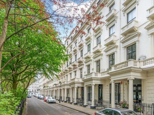 Flat for sale in Bayswater, Greater London