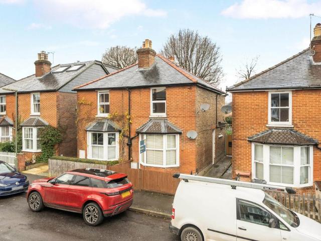 Flat for sale in Fole, Surrey