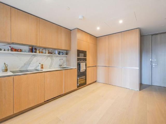 Flat for sale in Isle Of Dogs, Greater London