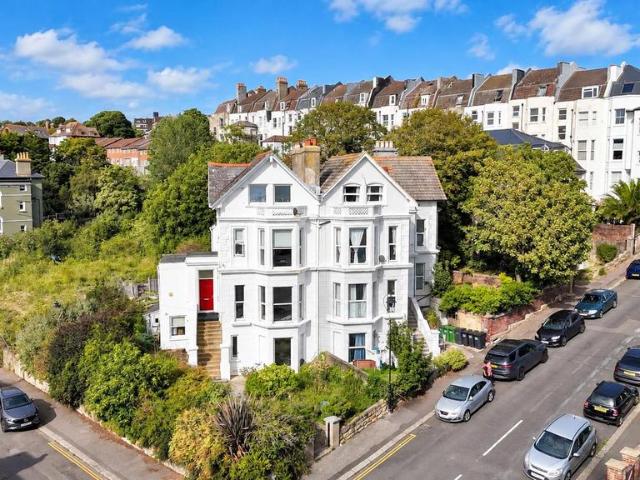 Flat for sale in Bohemia, Guestling Green