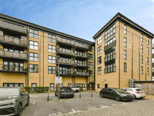 Flat for sale in Pin Green Industrial Area, Shephall