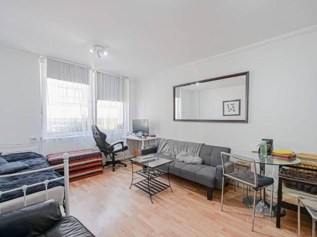 Flat for sale in Kensington, Greater London