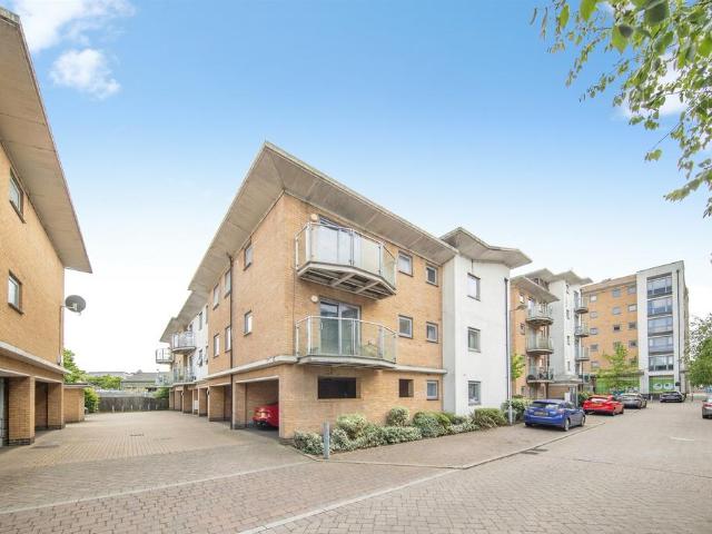 Flat for sale in Hythe, Fordham Heath