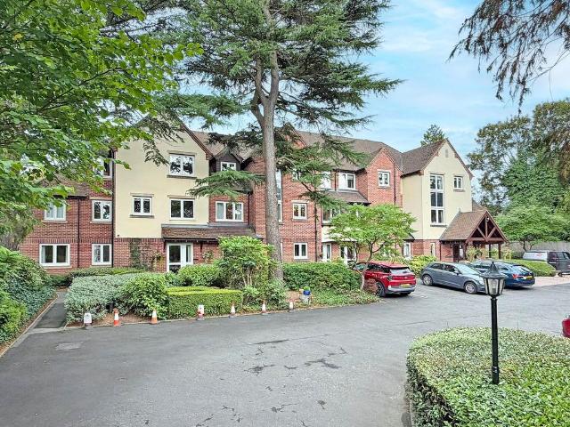 Flat for sale in Goldthorn Hill, Penn