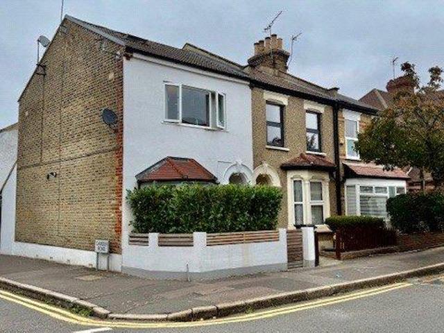Flat for sale in Wanstead, Greater London