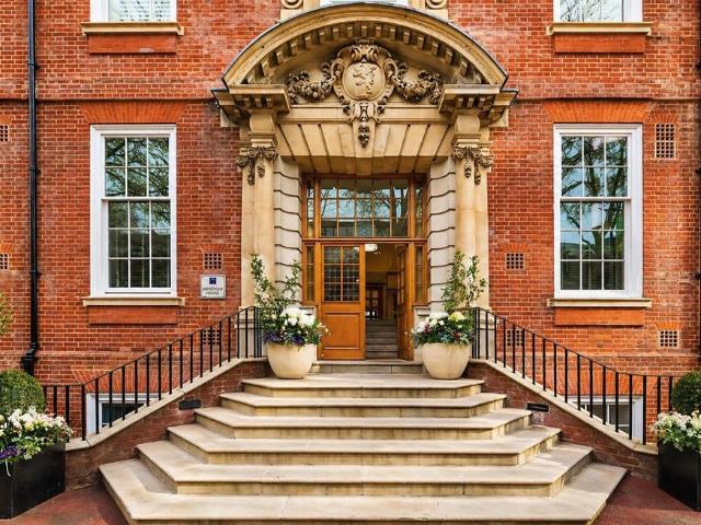 Flat for sale in Earl's Court, Greater London
