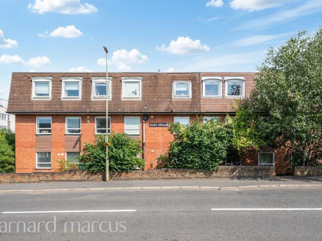 Flat for sale in Epsom, Surrey