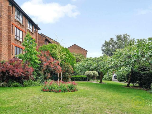 Flat for sale in Fulham, Sands End