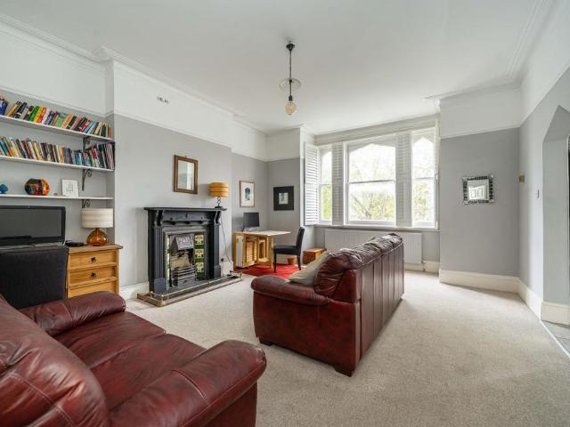 Flat for sale in Kilburn, Greater London