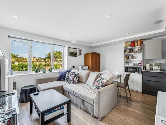 Flat for sale in London Borough of Ealing, Hanwell
