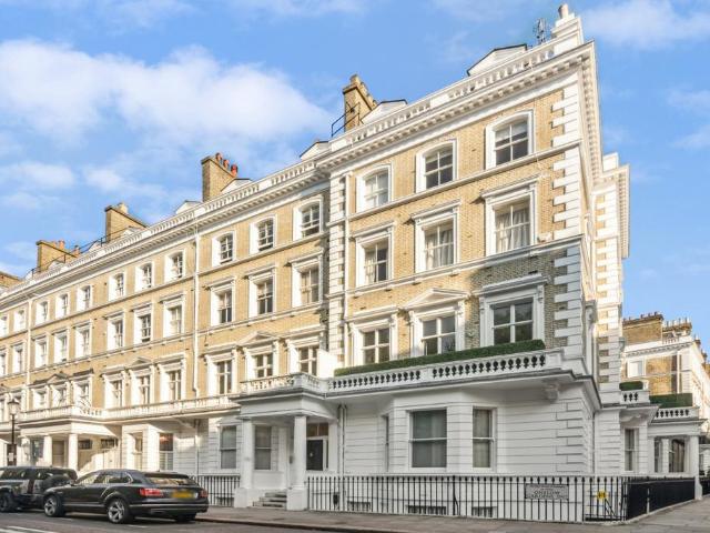 Flat for sale in Brompton, Greater London