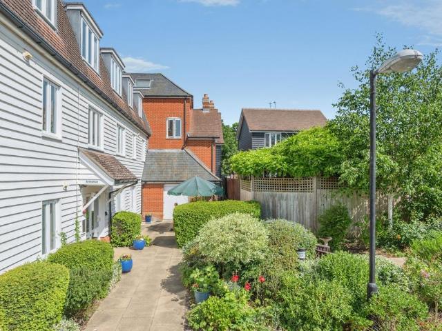 Flat for sale in Sutton, Barling
