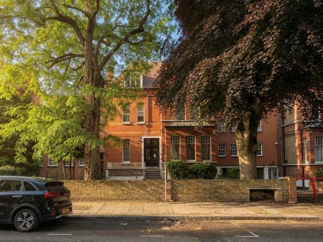 Flat for sale in Putney, Greater London