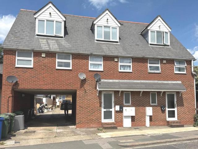 Flat for sale in Aveley, Essex