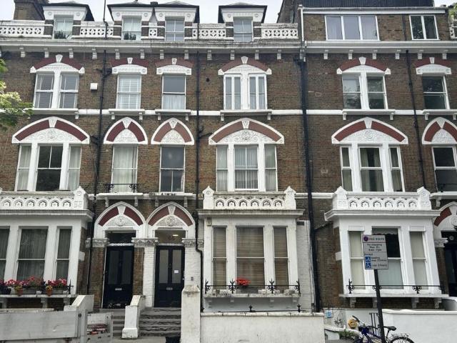Flat for sale in Kensington, Greater London