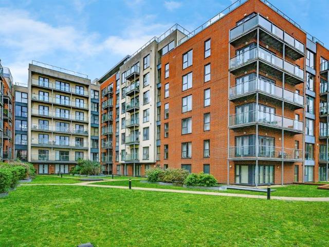 Flat for sale in Highfield, Pouchen End