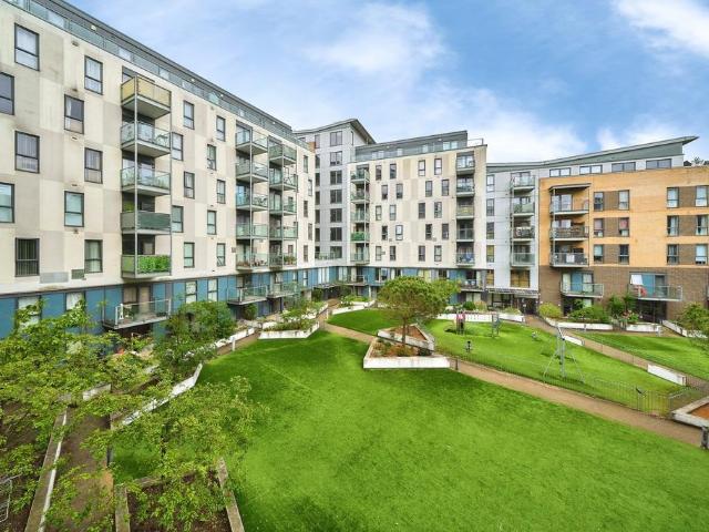 Flat for sale in Canning Town, Greater London