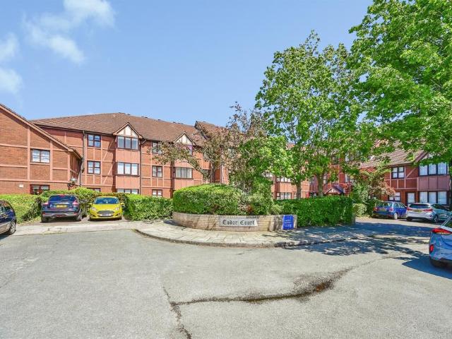 Flat for sale in Calderstones