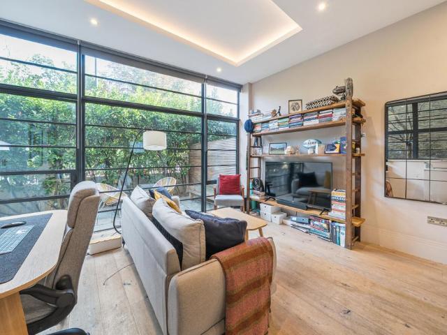 Flat for sale in London Borough of Lambeth, Greater London