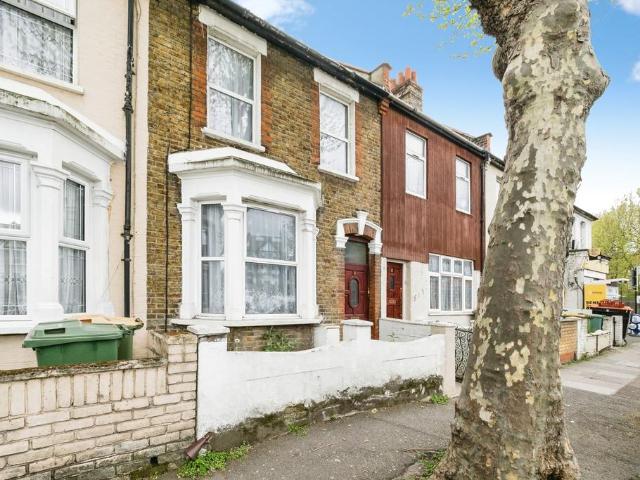 Flat for sale in Plaistow, Greater London