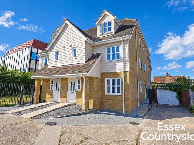 Flat for sale in Rayleigh, Rochford
