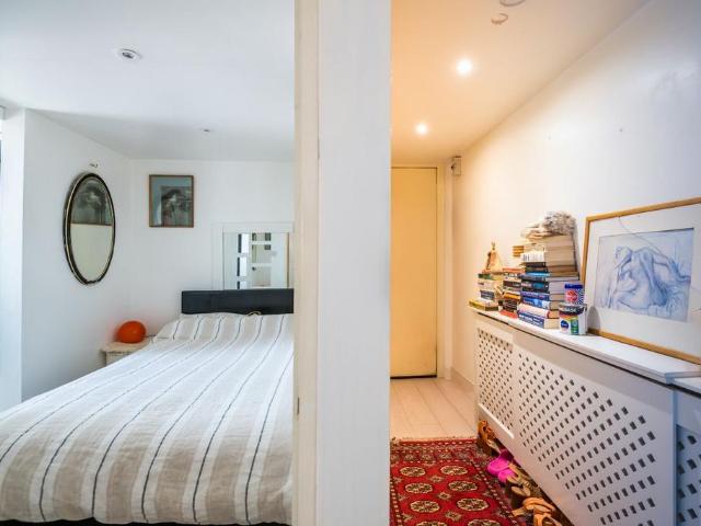 Flat for sale in Streatham, Greater London