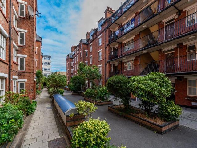 Flat for sale in City of Westminster, Greater London