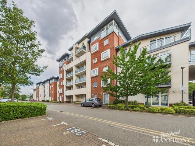 Flat for sale in Southcourt, Aylesbury
