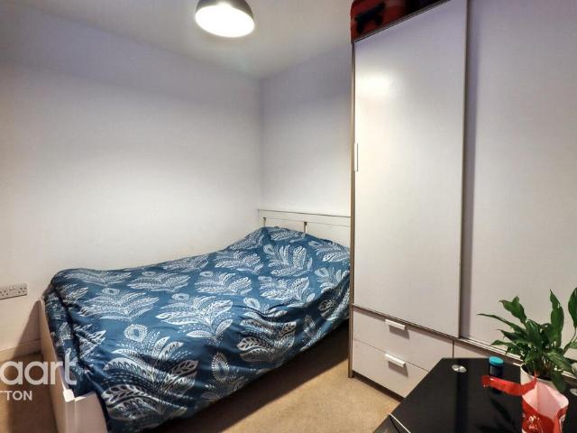 Flat for sale in Epsom, Surrey
