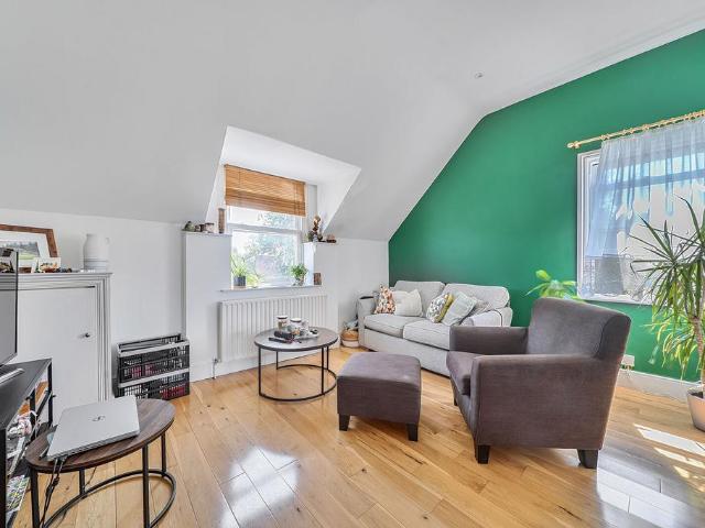 Flat for sale in Strawberry Hill, Greater London